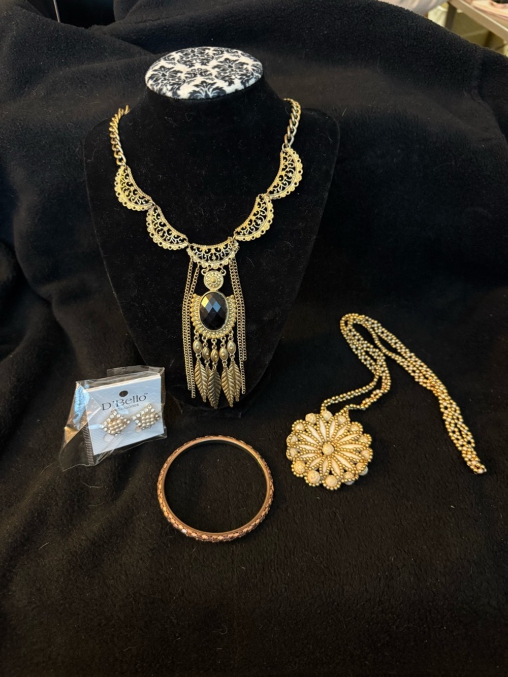 Gold-Tone vintage Floral Pendant Necklace Earrings Bracelet Set - Gold
